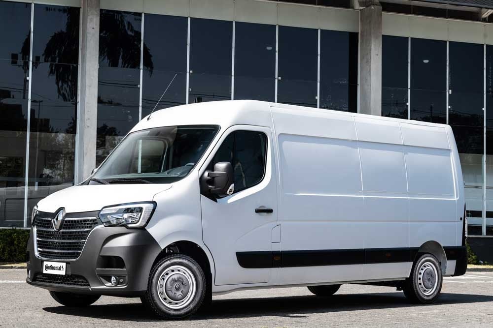 (A imagem mostra uma van Renault Master branca, um veículo comercial conhecido por sua robustez e versatilidade, ideal para o transporte de cargas. Os pneus dessa van são da marca Continental, modelo VanContact AP, com a medida 225/65R16C 112/110R, que garantem a segurança e o desempenho necessários para o uso intenso em furgões. Esses pneus são os pneus originais da Renault Master, ou seja, o modelo instalado diretamente de fábrica, projetados especificamente para suportar o peso e as condições exigidas por veículos comerciais. A Renault Master é frequentemente utilizada em serviços de transporte e logística, o que demanda pneus confiáveis e duráveis, como o pneu de fábrica da Renault Master, que oferece tração superior em diversas superfícies. Além de serem reconhecidos por sua resistência, esses pneus são uma escolha frequente quando se busca o melhor pneu para furgão, especialmente para quem busca eficiência em percursos longos e com carga. Portanto, o pneu para furgão da linha VanContact é uma solução eficiente para garantir segurança e durabilidade no dia a dia de operações comerciais. Se você procura um pneu de veículo comercial que ofereça um equilíbrio entre desempenho e economia, essa é uma excelente opção para frotas ou pequenos negócios)