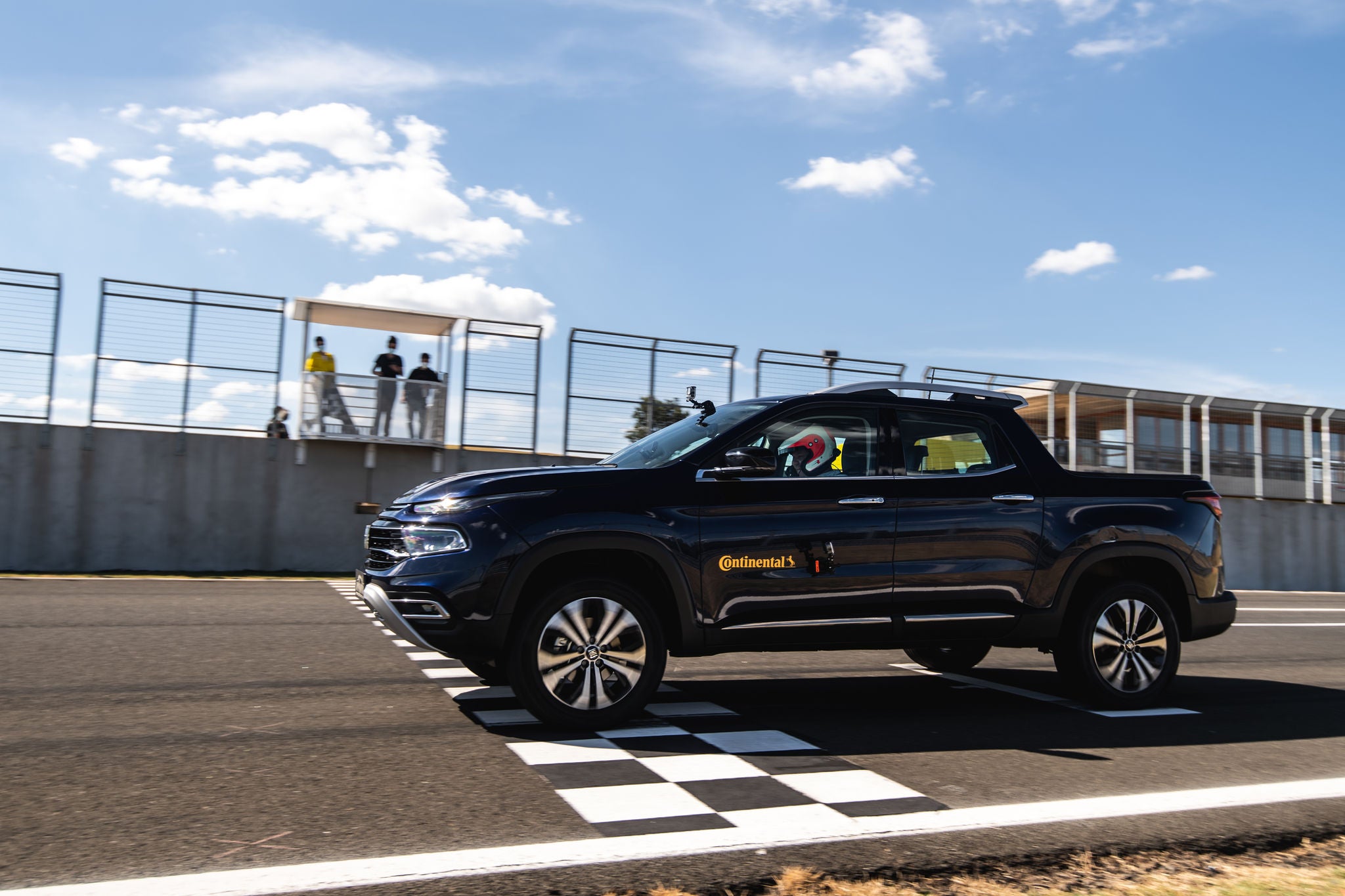 Página de carro alemão e Opala 🇧🇷 on X: Uma Fiat Toro com pneu