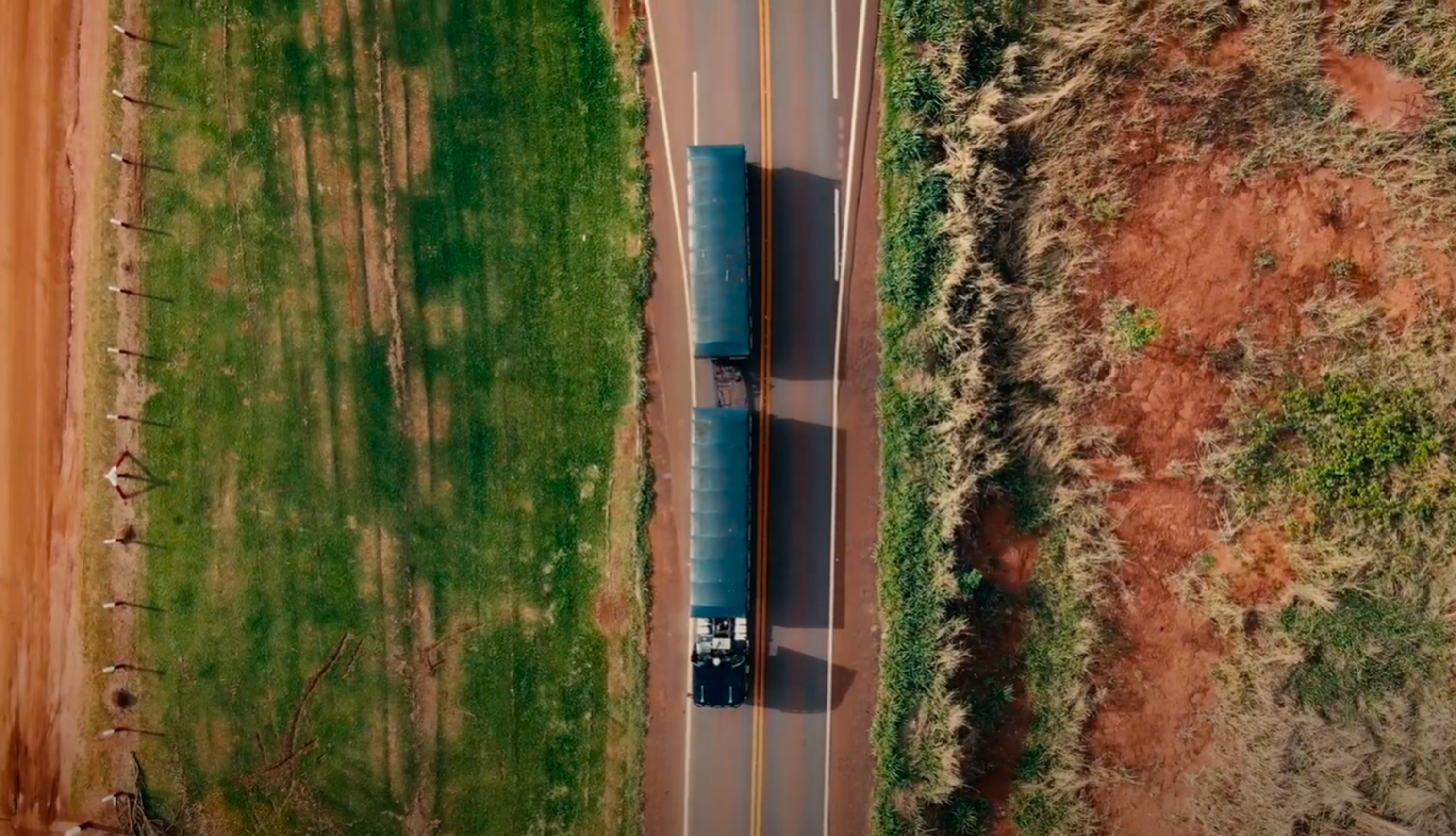 (foto aerea de caminhão em estrada)